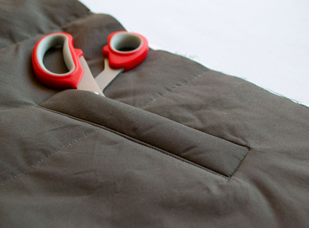 прорезной карман с листочкой на куртке с утеплителем